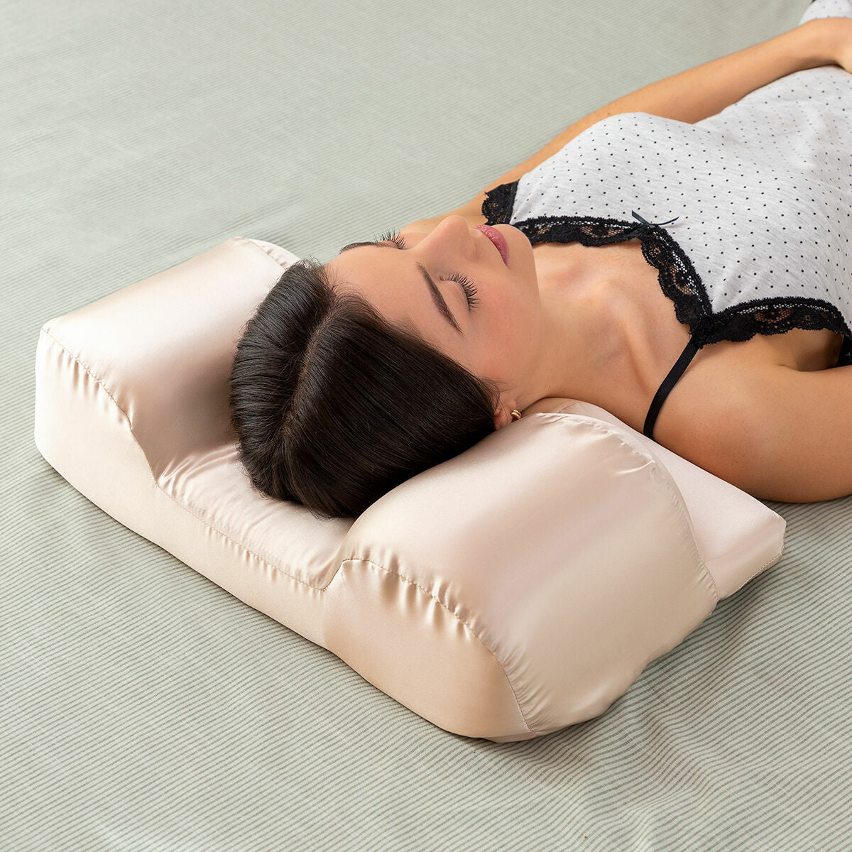 Ryppyjä ehkäisevä niskatyyny, satiinipäällinen, ergonominen muistivaahto, beige