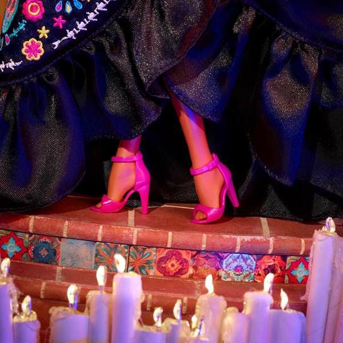 Kuolleiden päivän nukke, musta juhlamekko & kirjailtu helma, 3+ v - Barbie