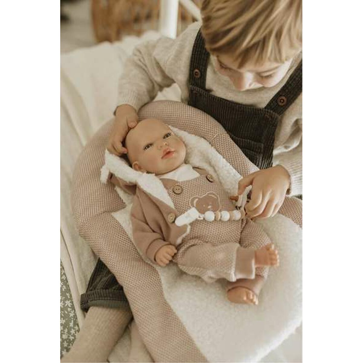 Reborn-nukke 40 cm, realistinen vauvanukke vaaleanpunaisessa puvussa ja viltti