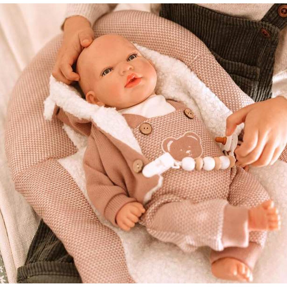 Reborn-nukke 40 cm, realistinen vauvanukke vaaleanpunaisessa puvussa ja viltti