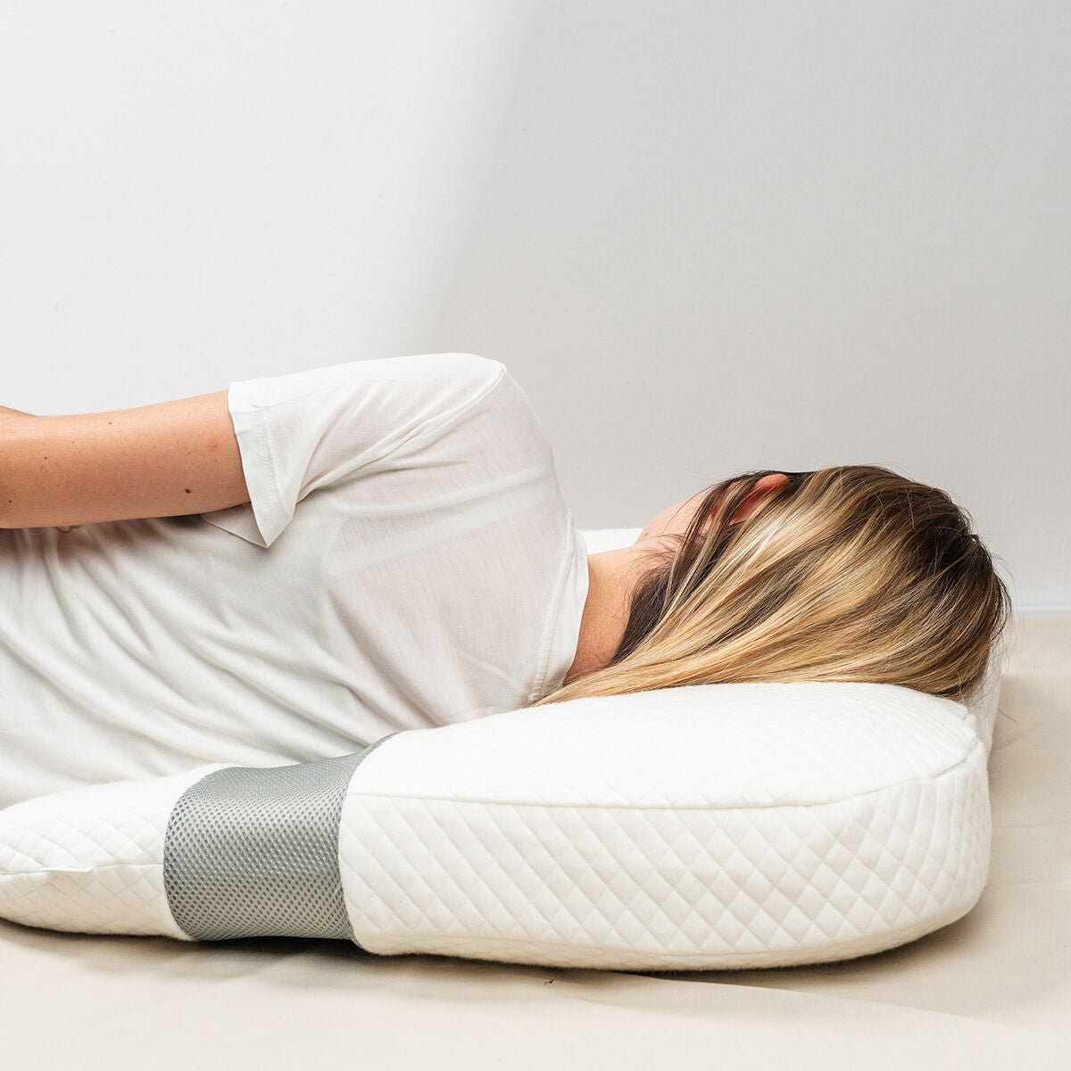 Ergonominen U-tyyny memory foam, kylkinukkujille & selälle, pestävä päällinen – matkalle lahja miehelle – kuva 12